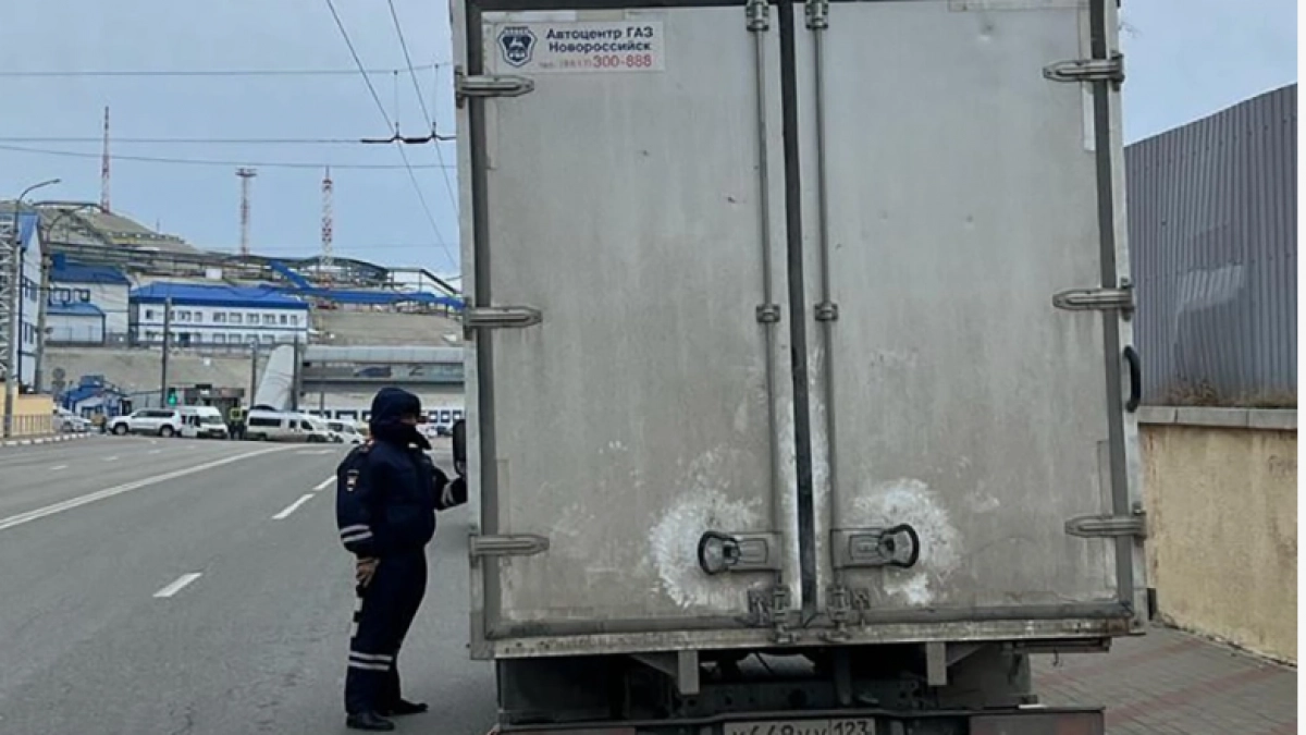 Движение грузовиков из Новороссийска в Геленджик временно ограничено из-за ветра 