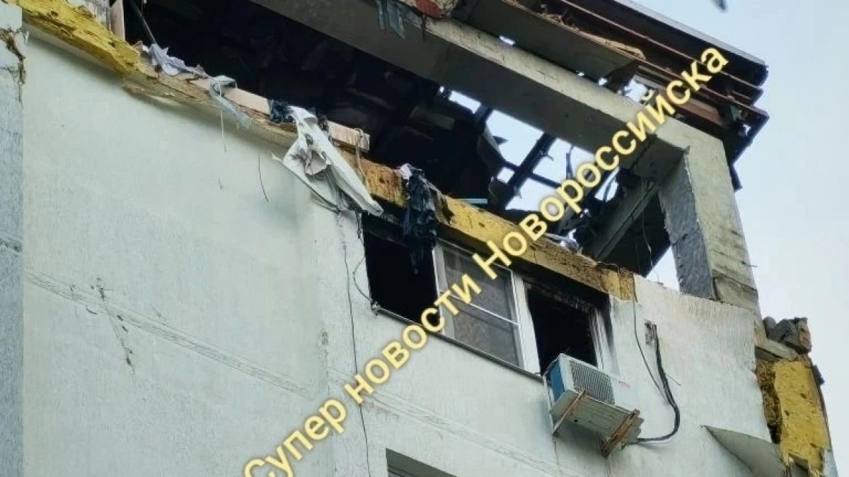 Куски стен и фасада нельзя убирать с верхних этажей разрушенного во время атаки дома в Новороссийске, до завершения экспертной оценки  