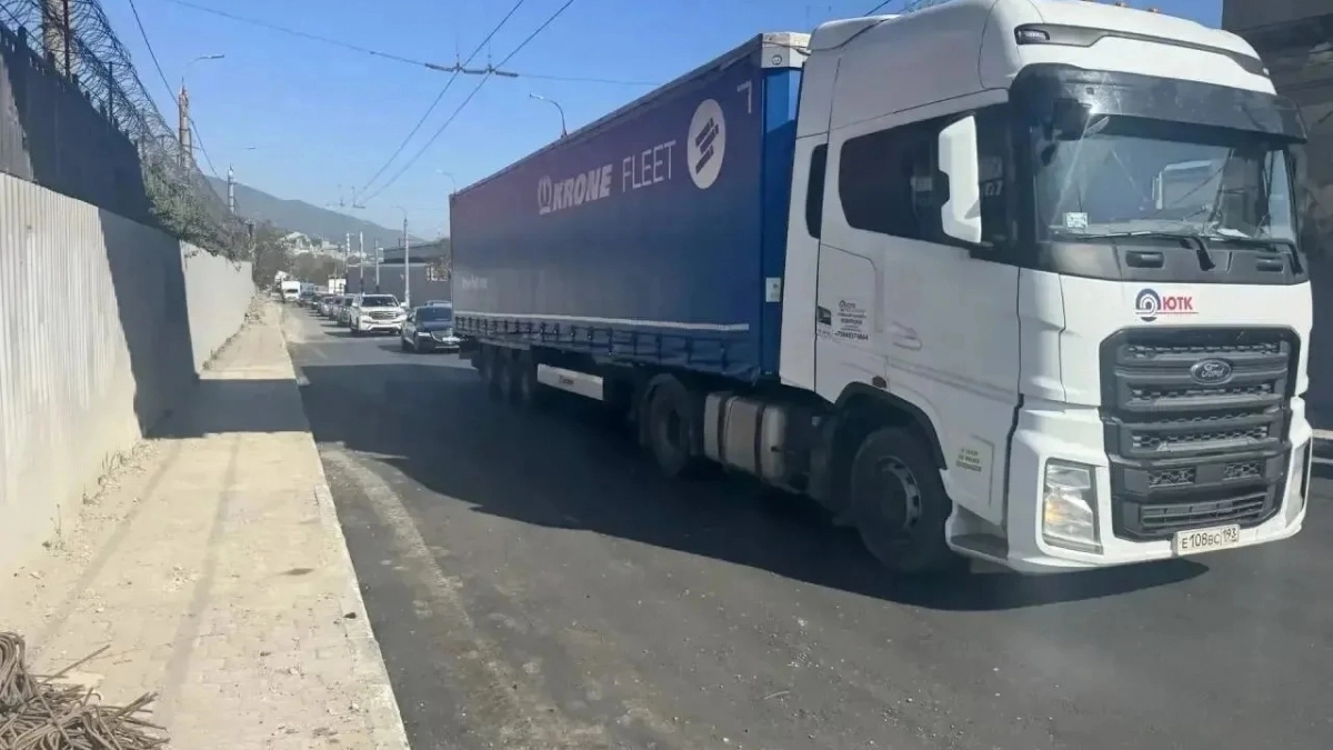  В Новороссийске заасфальтировали яму мэра: горожане делают ставки, на сколько хватит ремонта 