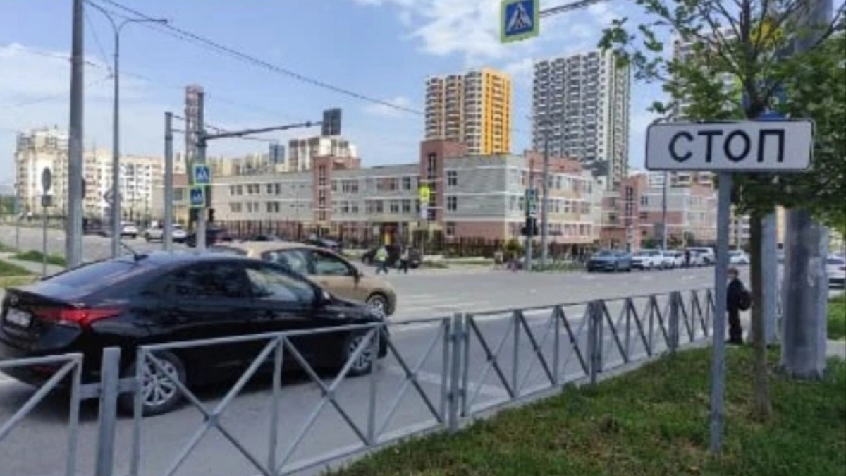 В Южном районе Новороссийска рядом со школами два дня не работает светофор: на оживленном перекрестке дежурят родители 
