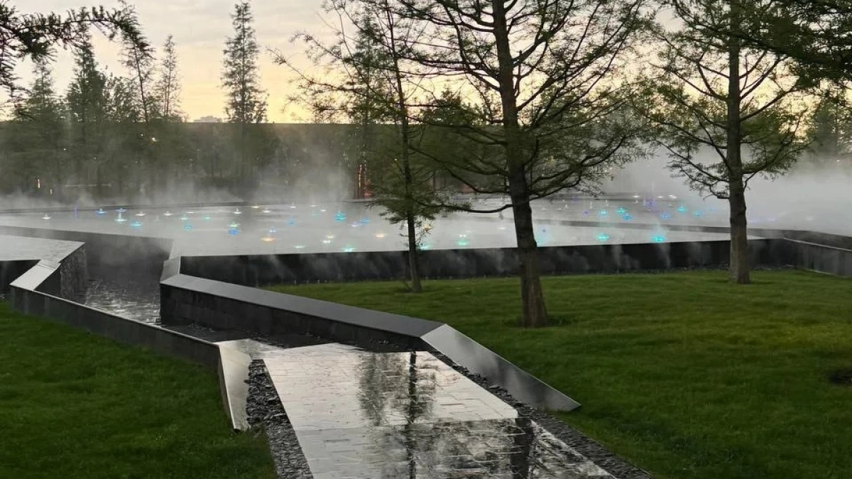 Вода, туман и огни: в парке Галицкого в Краснодаре открылось парящее озеро 