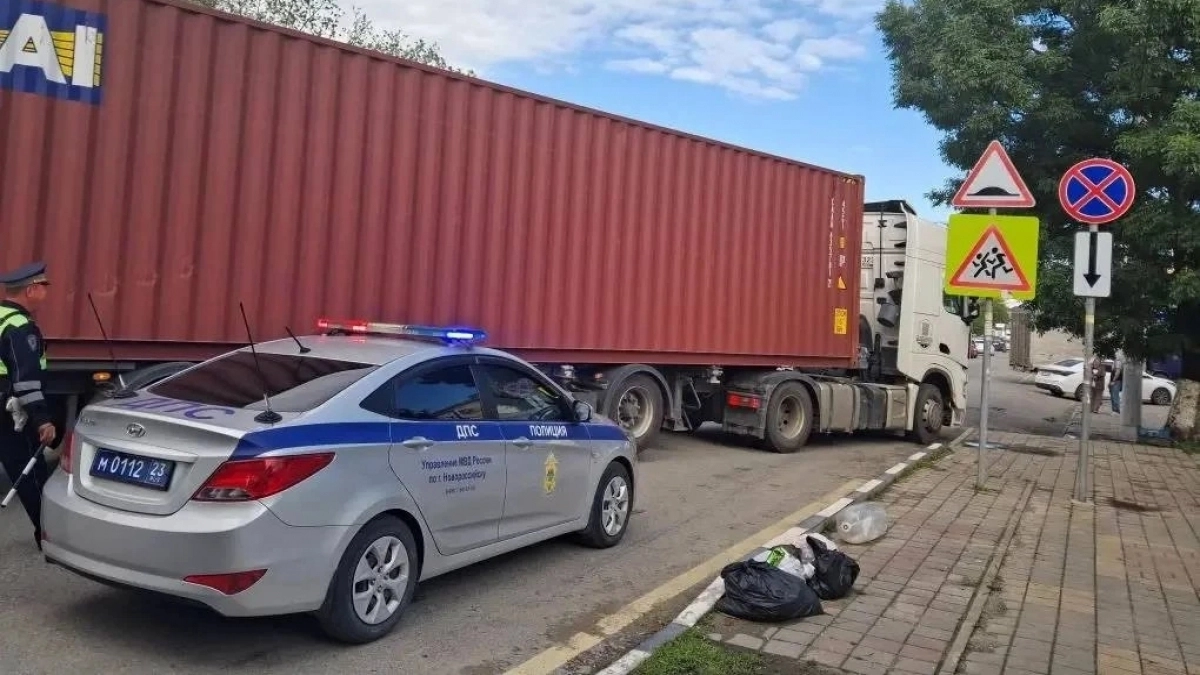 Власти Новороссийска ужесточат борьбу с хаотичной парковкой большегрузов