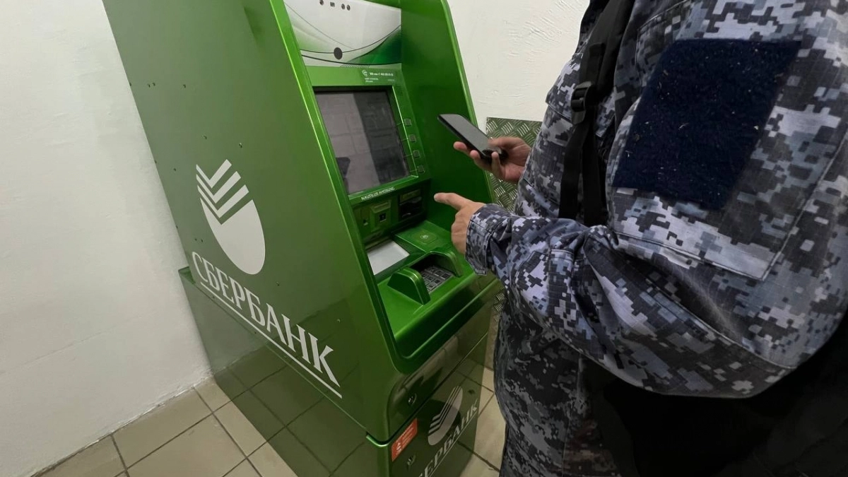 Эксперт назвал 4 места, где опасно снимать деньги — карту опустошат