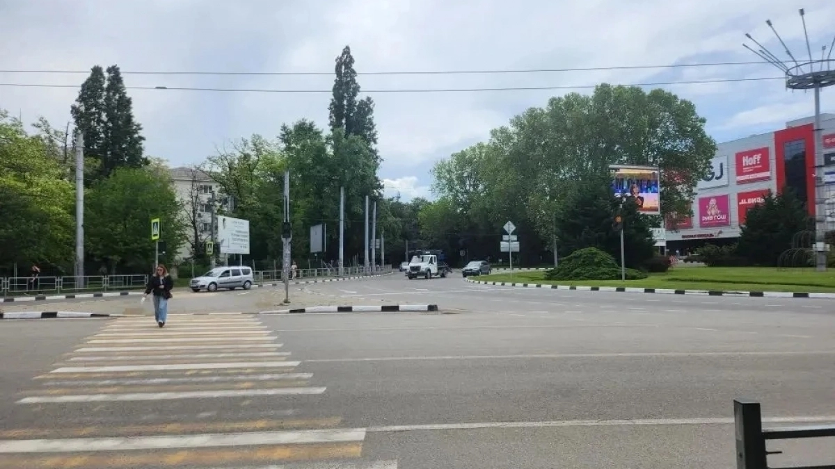На Кутузовском кольце в Новороссийске третий день не работают светофоры: оборудование обещают починить до завтра, но это не точно 