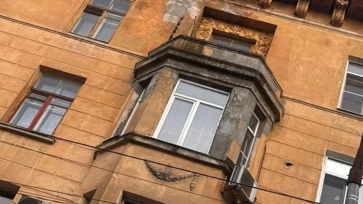  В Новороссийске рушится дом - памятник архитектуры: куски фасада падают под ноги прохожим 