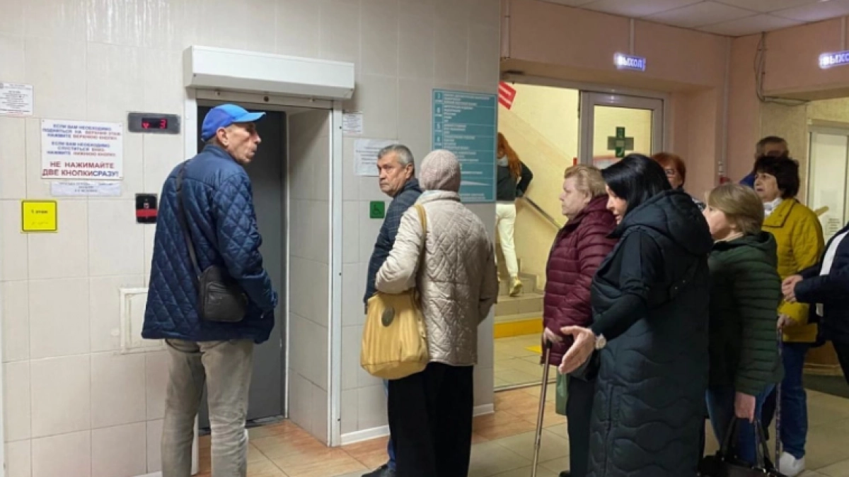 В 5-й поликлинике Новороссийска пациентов гоняют по лестницам: лифты регулярно выходят из строя