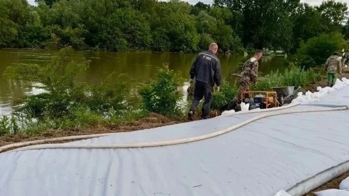 «Вода превысила уровень защитных мешков»: жители Крымского района бьют тревогу из-за подтопления – шокирующие фото и видео
