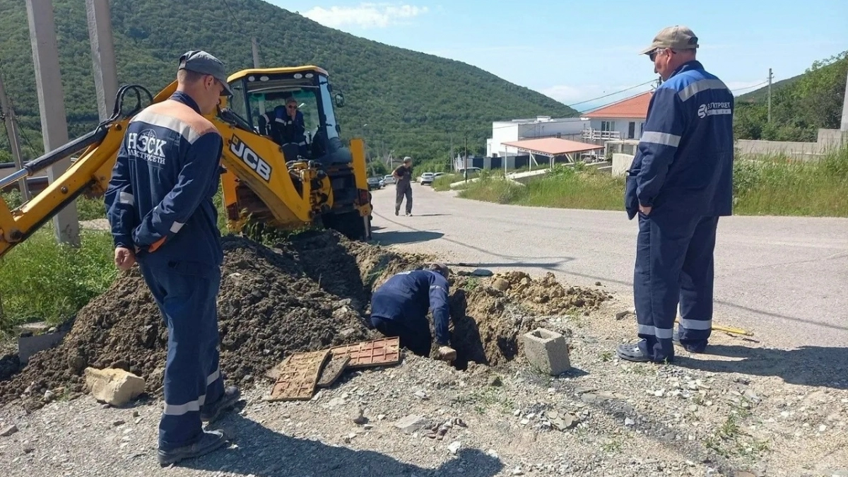 В Новороссийске сразу в нескольких районах произошли аварии на электросетях – горожане сидят без света  