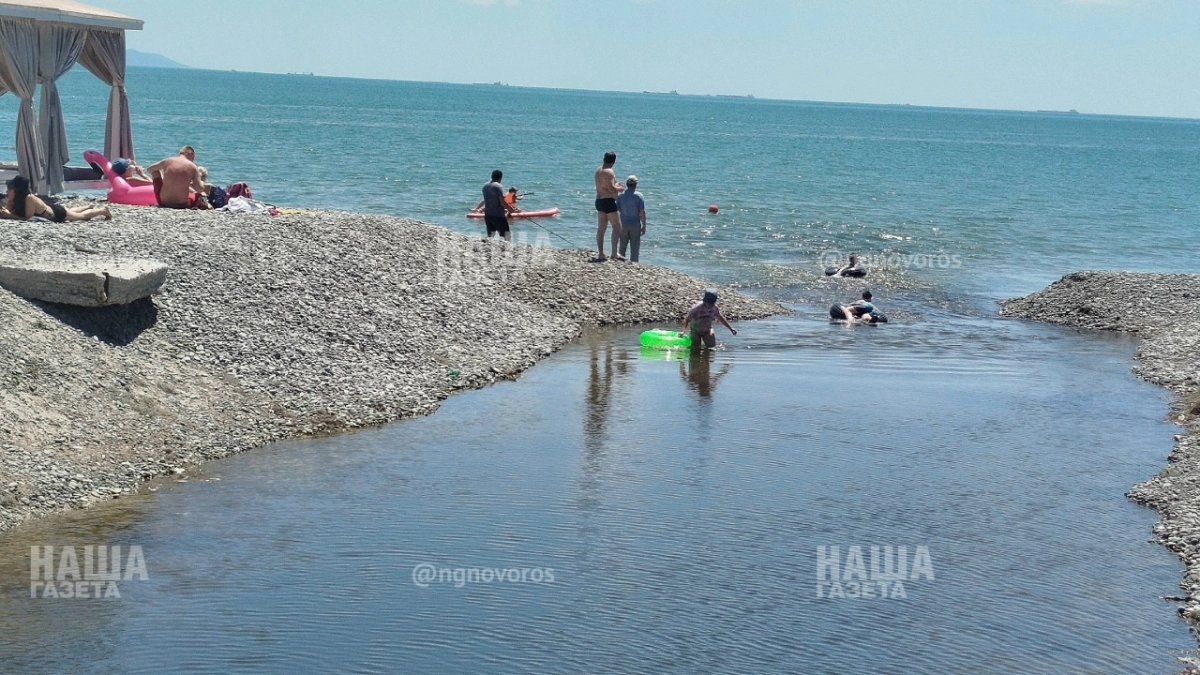 В Новороссийске дети купаются и ловят мальков в открытом проране Суджукской лагуны