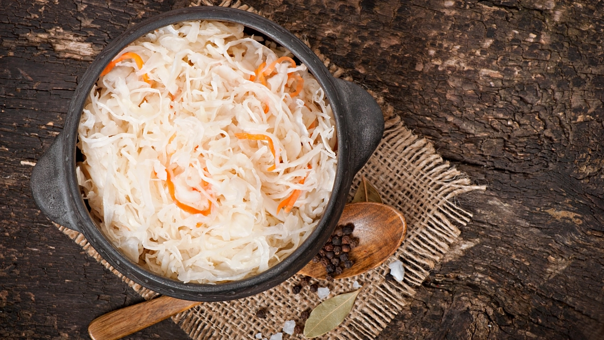 Как правильно заквасить капусту: проверенный рецепт от ВкусВилл — без горечи и хрустящая