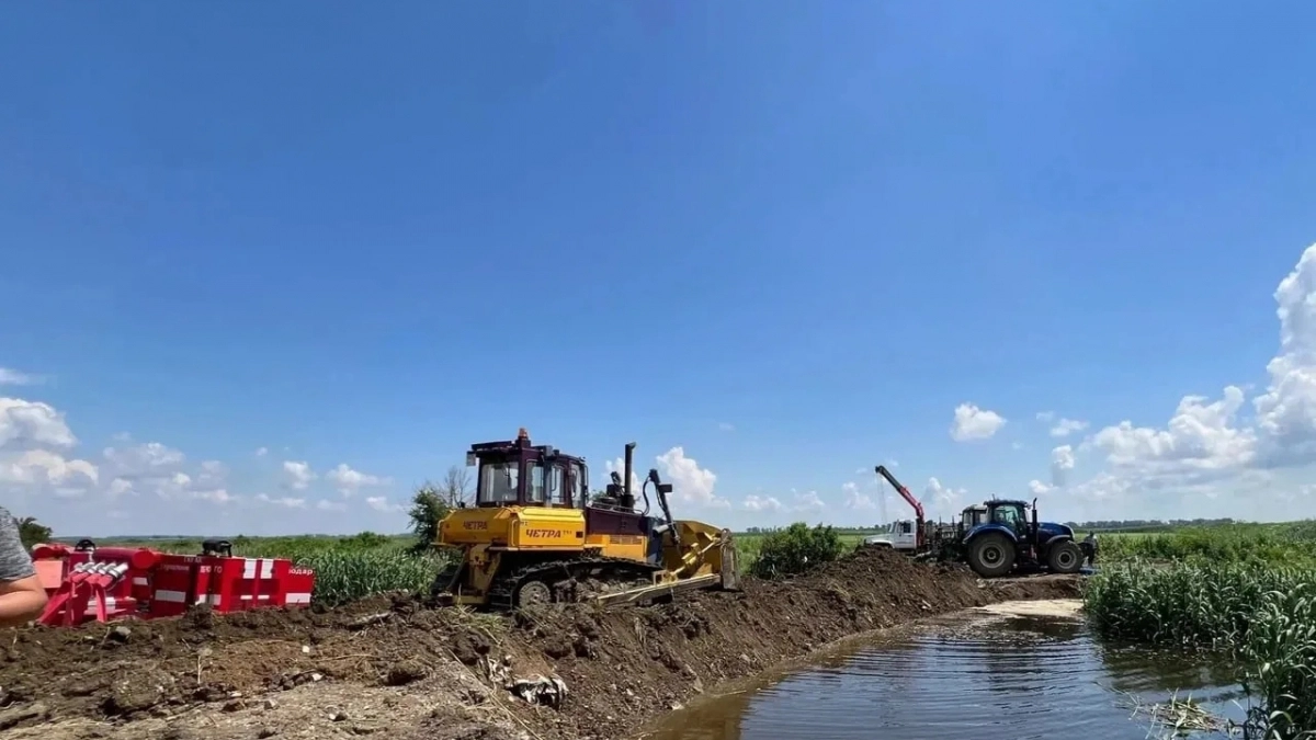 Дамбу на Кубани прорвало на 90 метров: вода зашла в дома, подтоплено 4,3 тысячи гектаров полей в Крымском районе