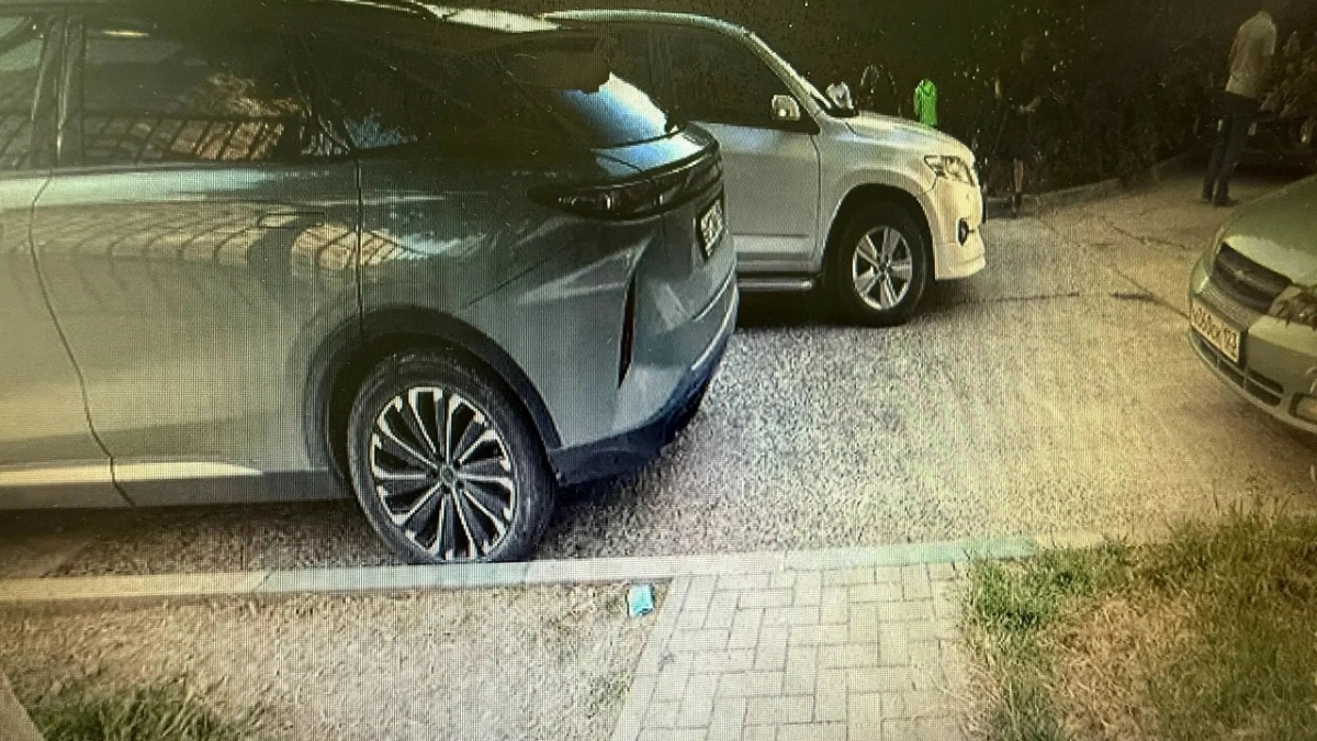 В Новороссийске ребенок попал под колеса автомобиля во дворе многоэтажки