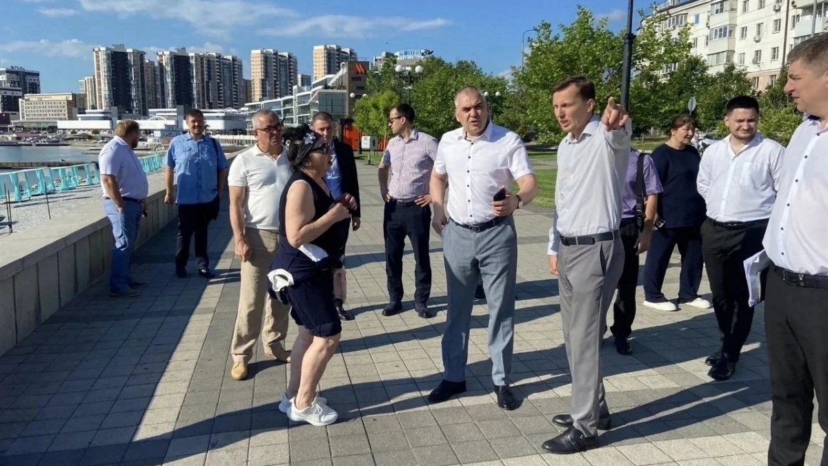 В Новороссийске усилят график влажной уборки и вывоза мусора на городской набережной