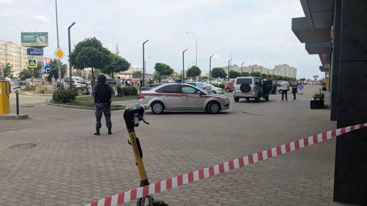 Вооружённый мачете 19-летний молодой человек напал на посетителей ТЦ West Mall: двое погибли