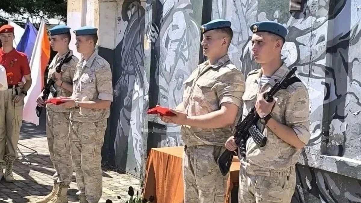 В Новороссийске открыли памятную доску поисковикам, погибшим на СВО