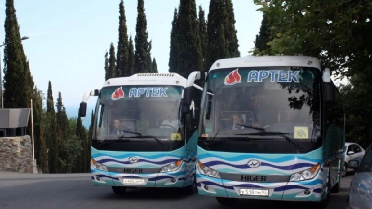 Автобусы разворачивают на подъезде: «Артек» отменил заезд детей без объяснения причин 