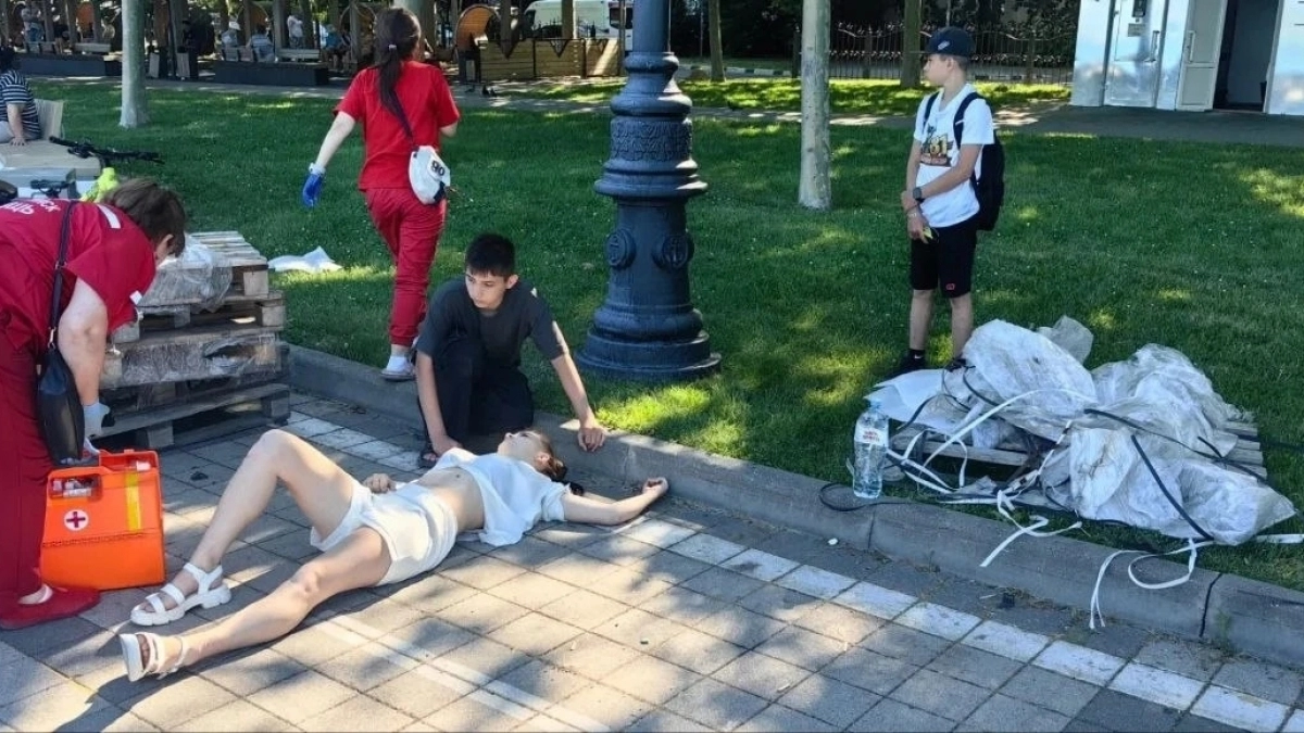 В Новороссийске велосипедистка врезалась в поддоны, брошенные посреди набережной после установки лавочек