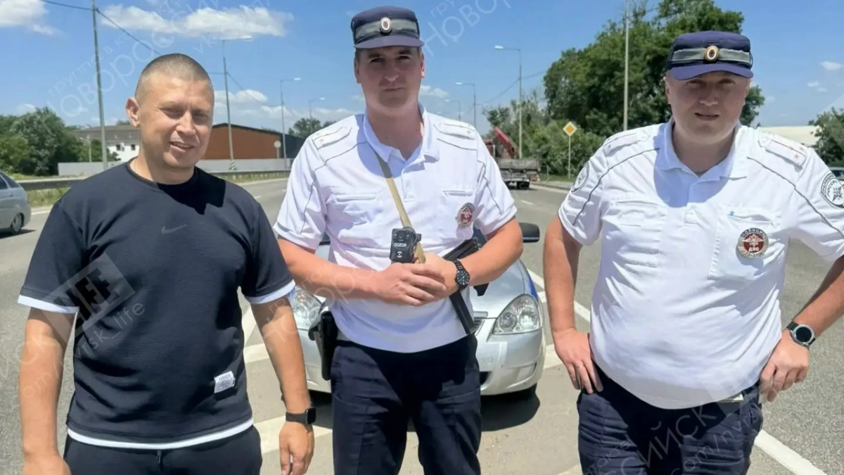 Сотрудники ДПС помогли семье из Новороссийска, пробившей колесо на трассе под Краснодаром 