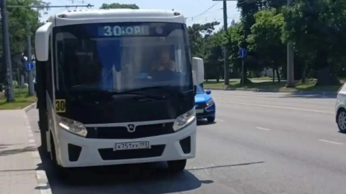 «Ударил кулаком по стеклу и уехал»: водители маршруток устроили скандал на остановке в Новороссийске
