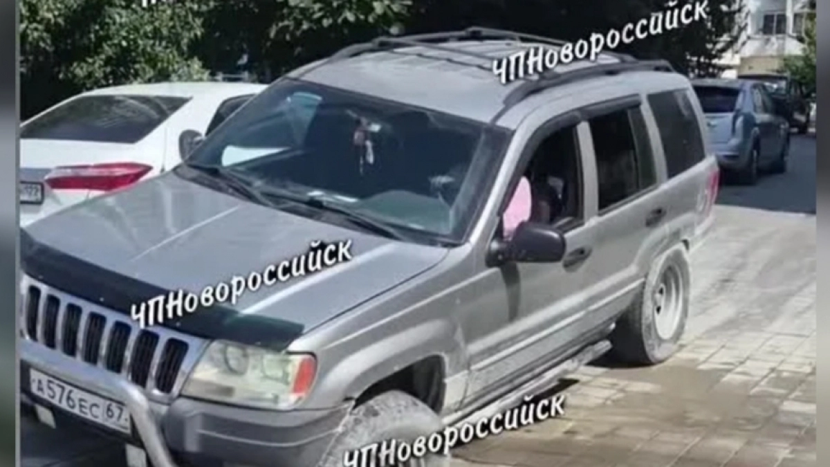 Южное гостеприимство: в Новороссийске внедорожник туристов провалился в промоину 