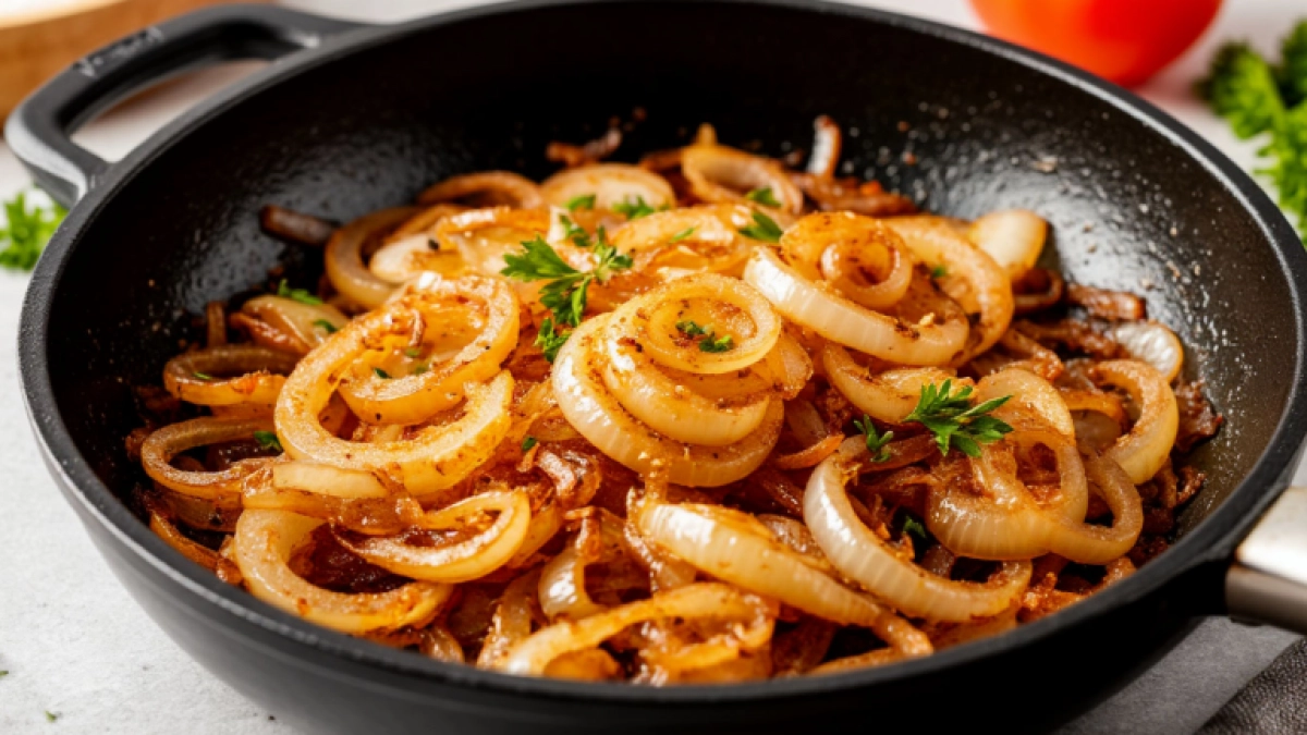 Этот простой приём делает жареный лук намного вкуснее: делюсь секретом