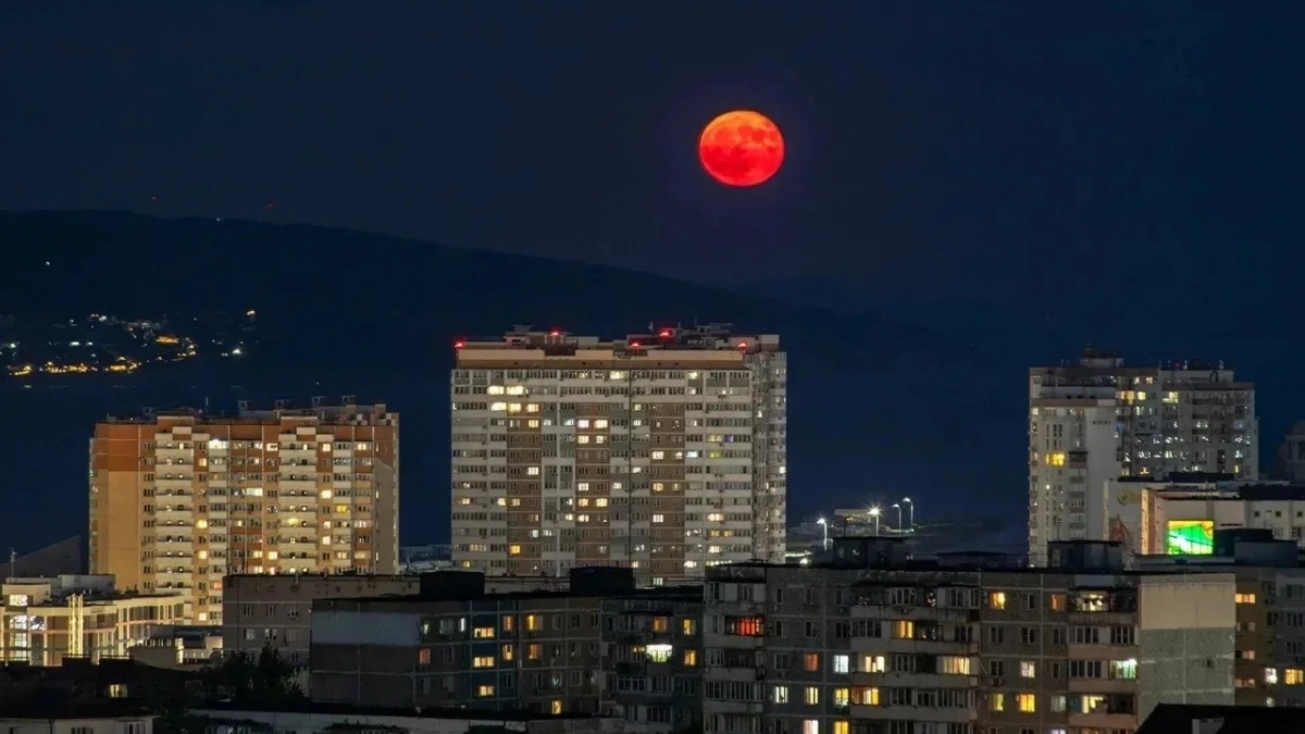 Новороссийцы этой ночью могли полюбоваться Клубничной Луной