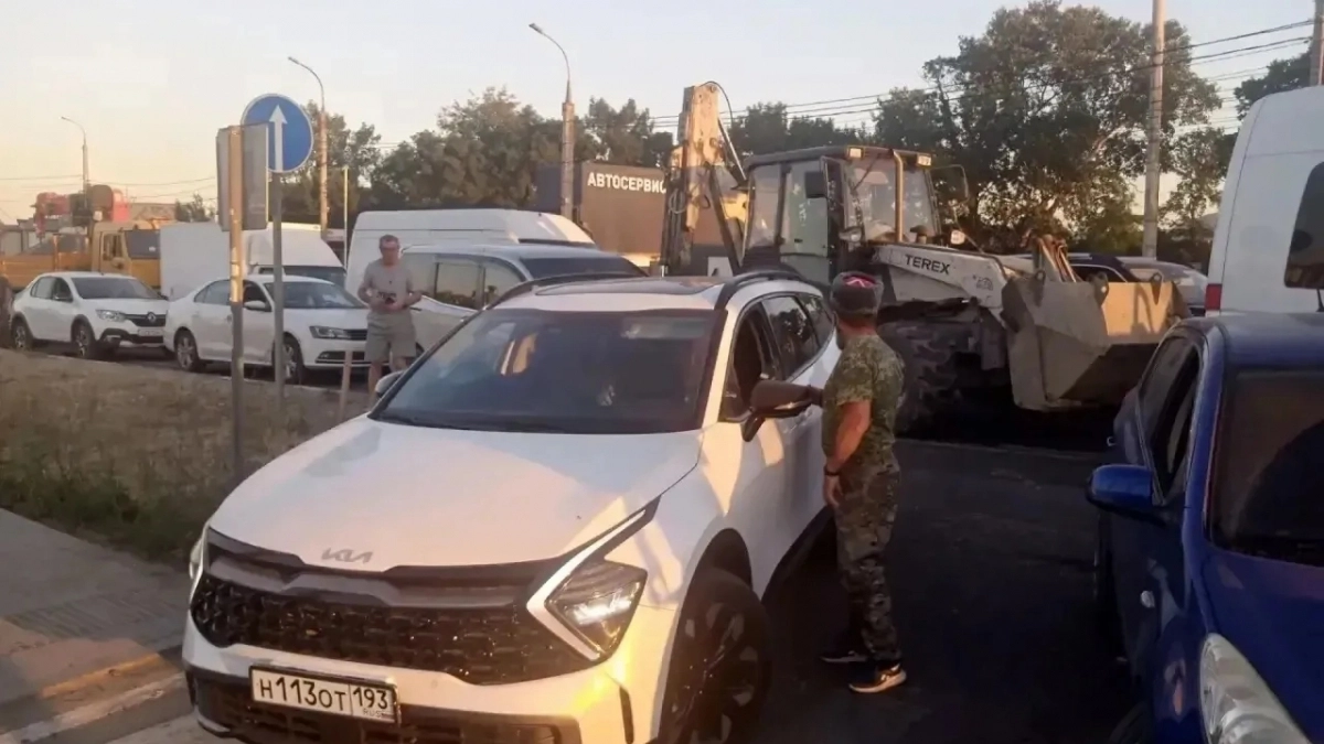 Проследят, чтоб лили только в бак и предупредят, если бензин кончается: на заправках Новороссийска начали работать волонтеры
