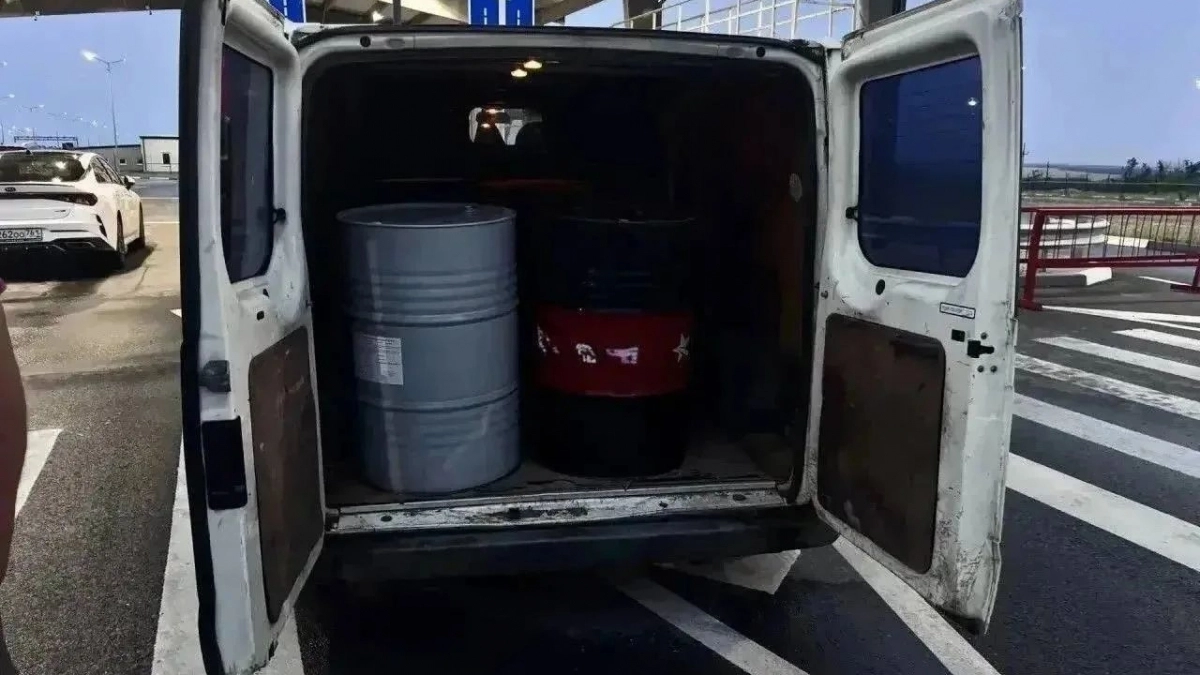 Топливного «барыгу» из Краснодара с 1,6 тоннами бензина в кузове задержали в Ростовской области по дороги в Донецкую народную республику