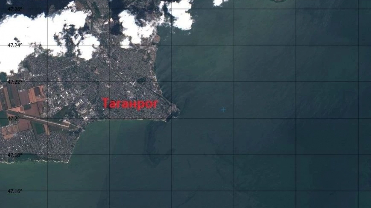 Море плачет нефтью: спутники зафиксировали черные шлейфы в Азовском море после вражеских атак