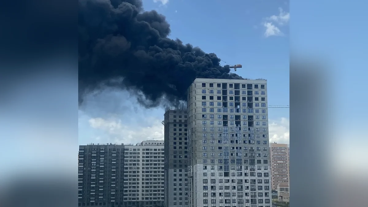 В Новороссийске загорелась крыша строящейся высотки
