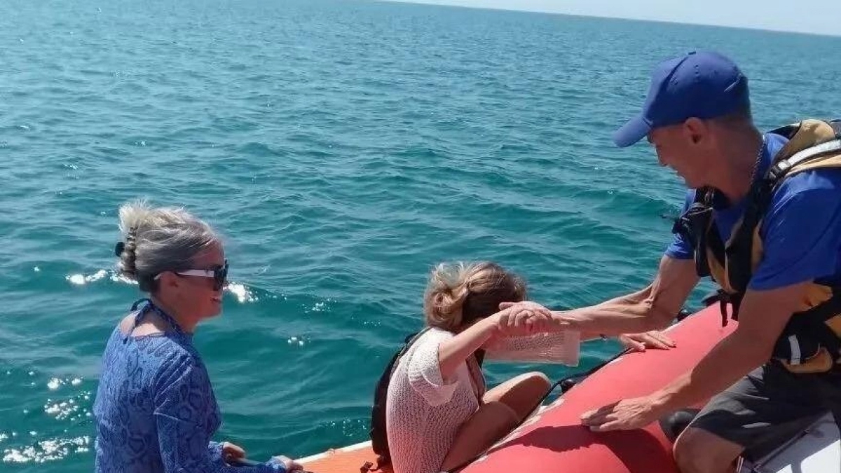 В Анапе спасли отдыхающих, унесённых ветром в открытое море