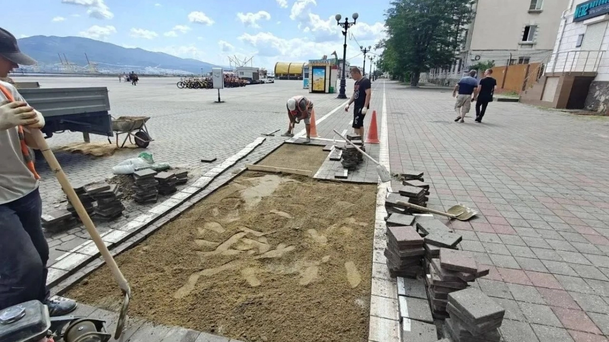 Все для людей! В Новороссийске ремонтируют плитку на велодорожках на городской набережной в разгар курортного сезона