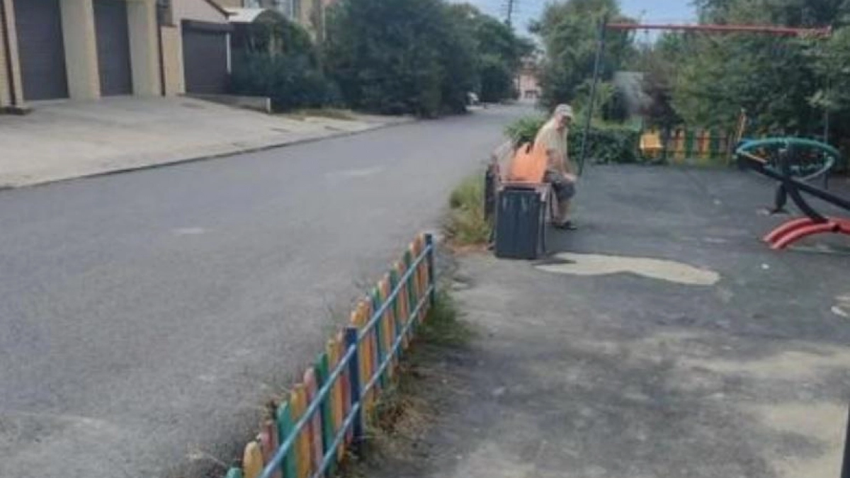В Мысхако дорога у детской площадки стала смертельно опасной «автострадой»