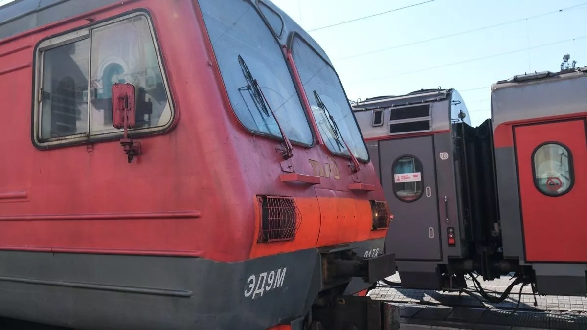 Движение поездов из Новороссийска и Анапы нарушено из-за сбоя на железной дороге после урагана в Ростовской области — в регионе введен режим
