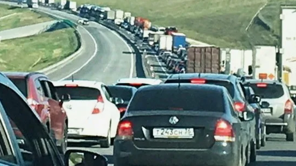 Туристов не остановить! На трассе «М-4 Дон» - под дороге к Черному морю - пробка растянулась на 12 километров