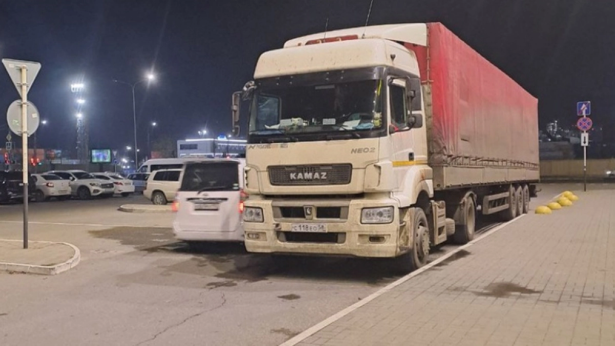 Большегрузы под колпаком: в Новороссийске бороться с хаотичной парковкой фур будут «Ангелы»