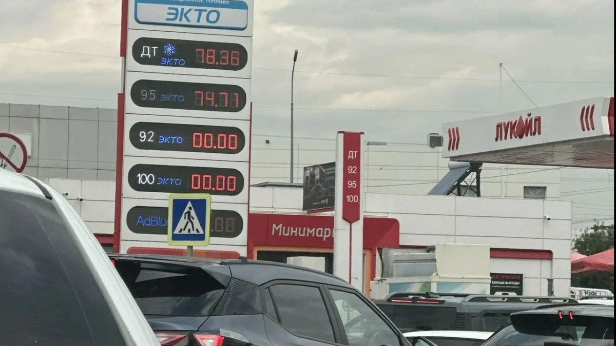Километровые очереди, конфликты и пустые колонки: новороссийцы рассказали о реальной ситуации с бензином на заправках города