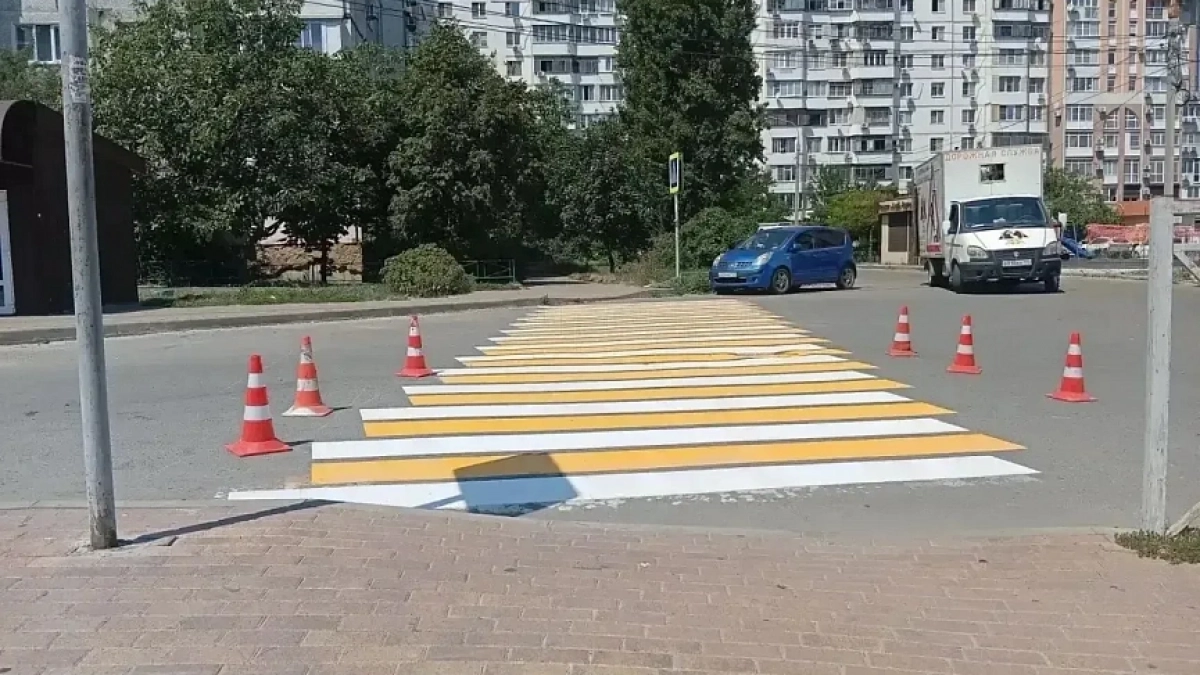 В Новороссийске обновляют разметку и знаки у школ к 1 сентября