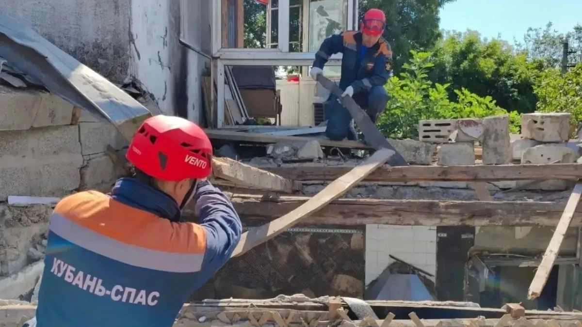 Протянули руку помощи: спасатели из Геленджика и Анапы помогают разбирать завалы и разрушенные здания после атаки дронов на Новороссийск 