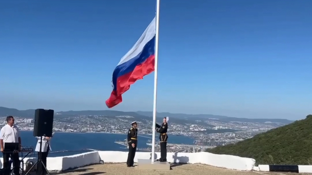 Триколор над городом-героем: Новороссийск отмечает День Государственного флага России
