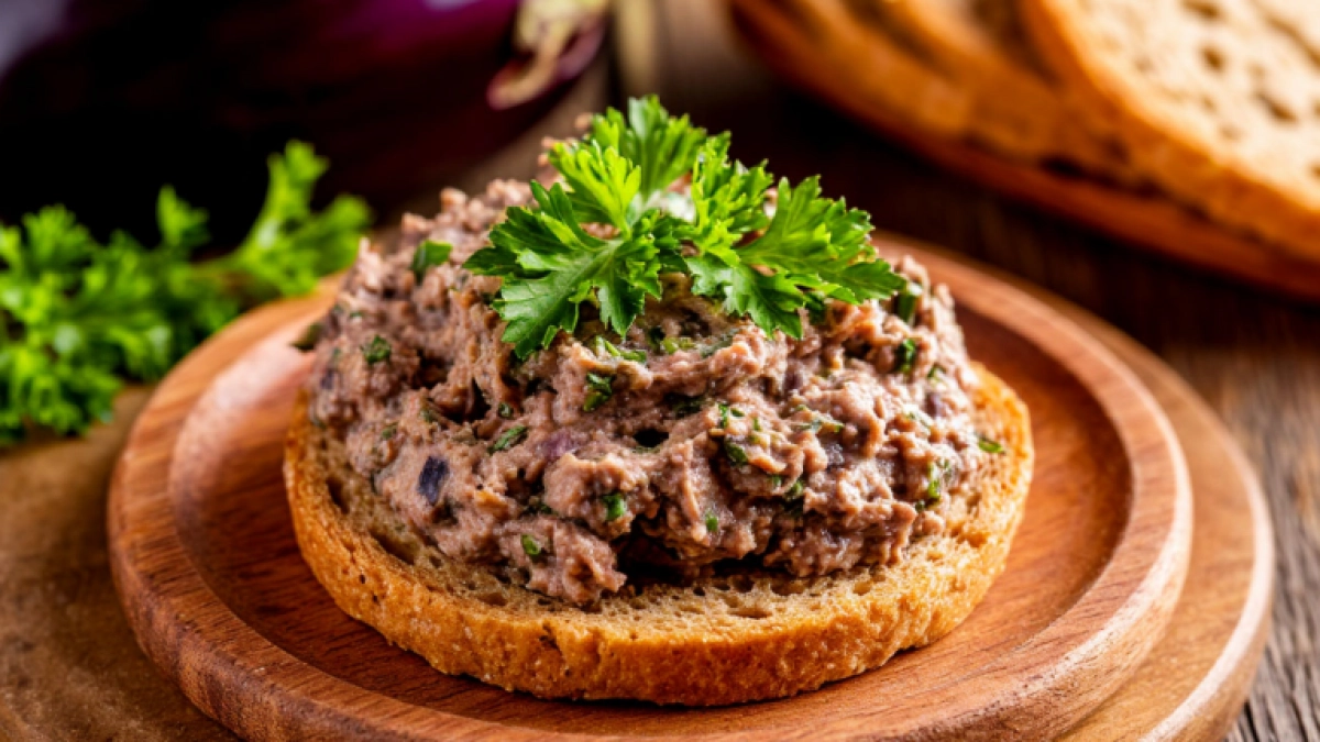 Паштет из баклажанов — вкуснее печеночного: рецепт с яйцами и луком