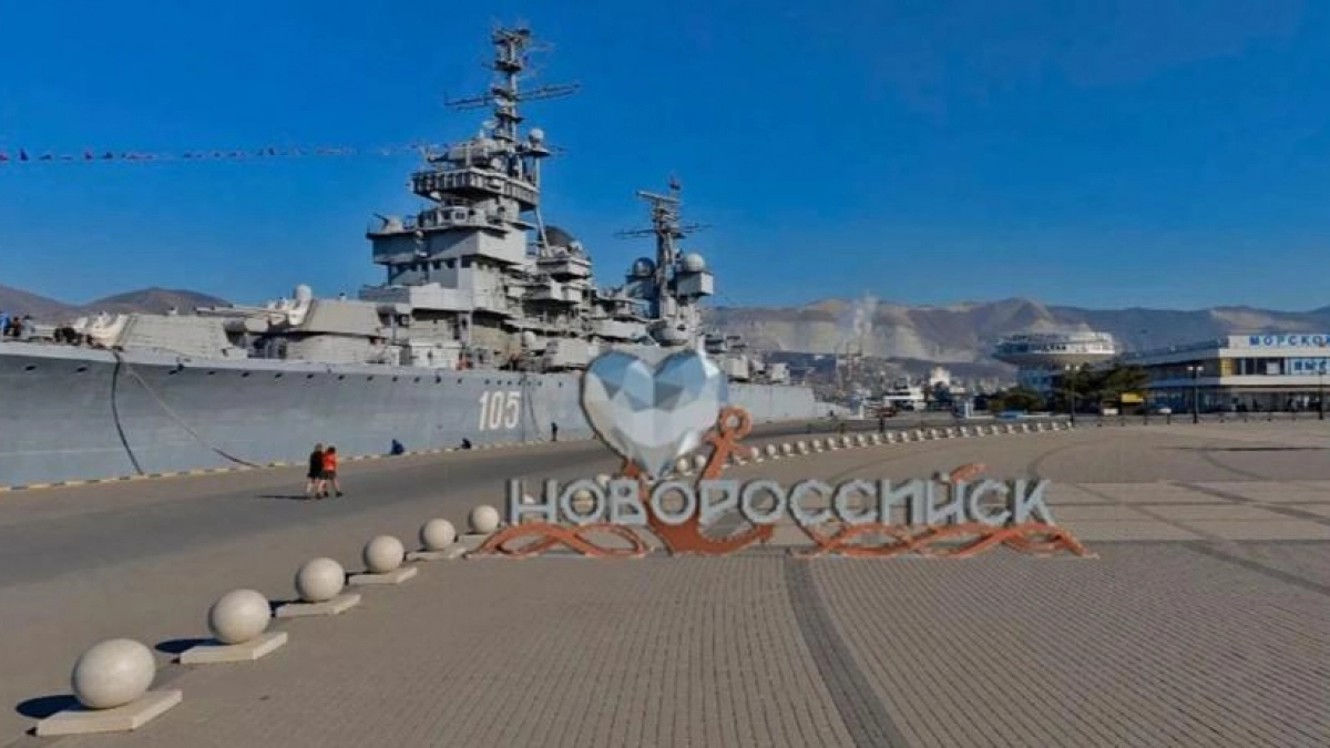 На Форумной площади Новороссийска начали монтировать арт-объект к Дню города