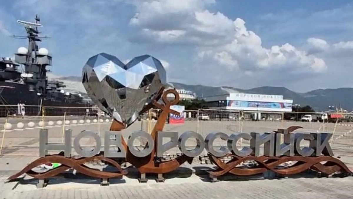 Стальное сердце, якорь и волны: новый арт-объект появляется на набережной Новороссийска