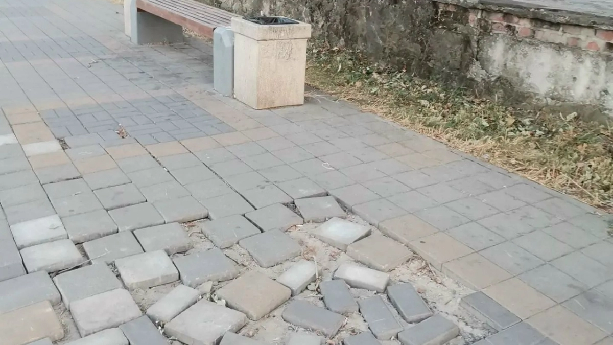 Тротуары "встали на дыбы": новороссийцы жалуются, что по улицам города стало невозможно ходить – подборка обращений