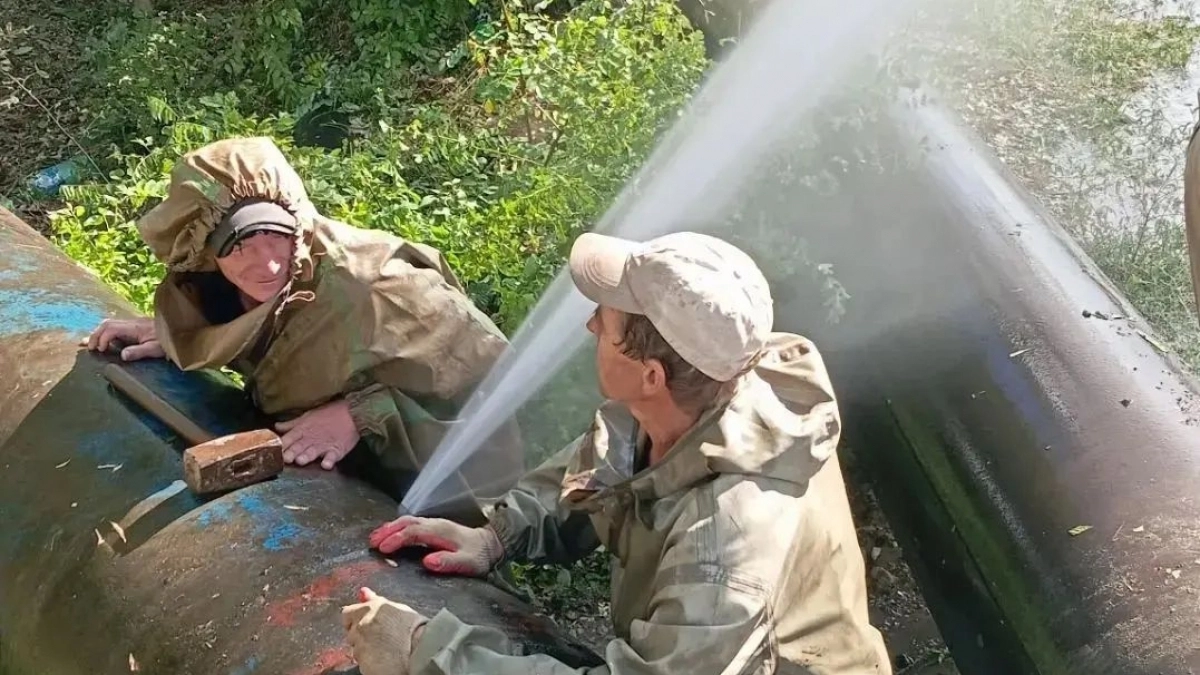Воду ждать не стоит? В Новороссийске из трубы магистрального водопровода бьет фонтан