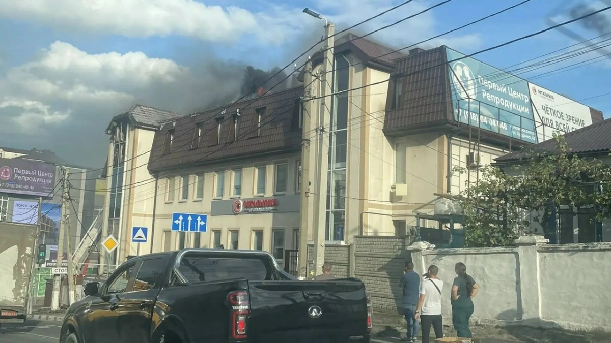250 квадратов огня: в Новороссийске горело офисное здание, 25 человек эвакуированы 