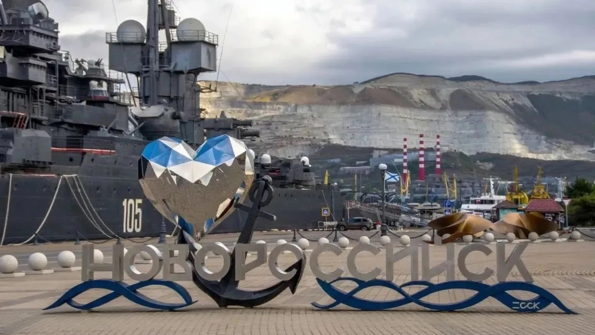 Ржавые волны, прощайте! Новый арт-объект на набережной Новороссийска покрасили: море стало синим, якорь - черным