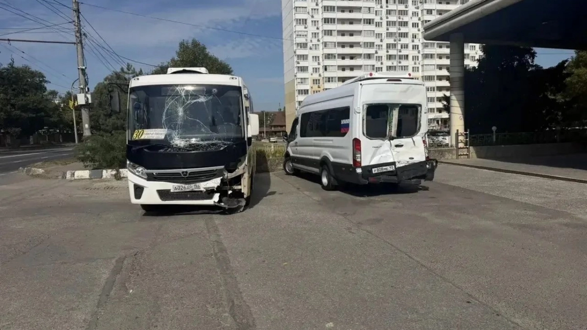 Автобус догнал маршрутку: в ДТП в Новороссийске пострадали 10 человек, двое из которых дети
