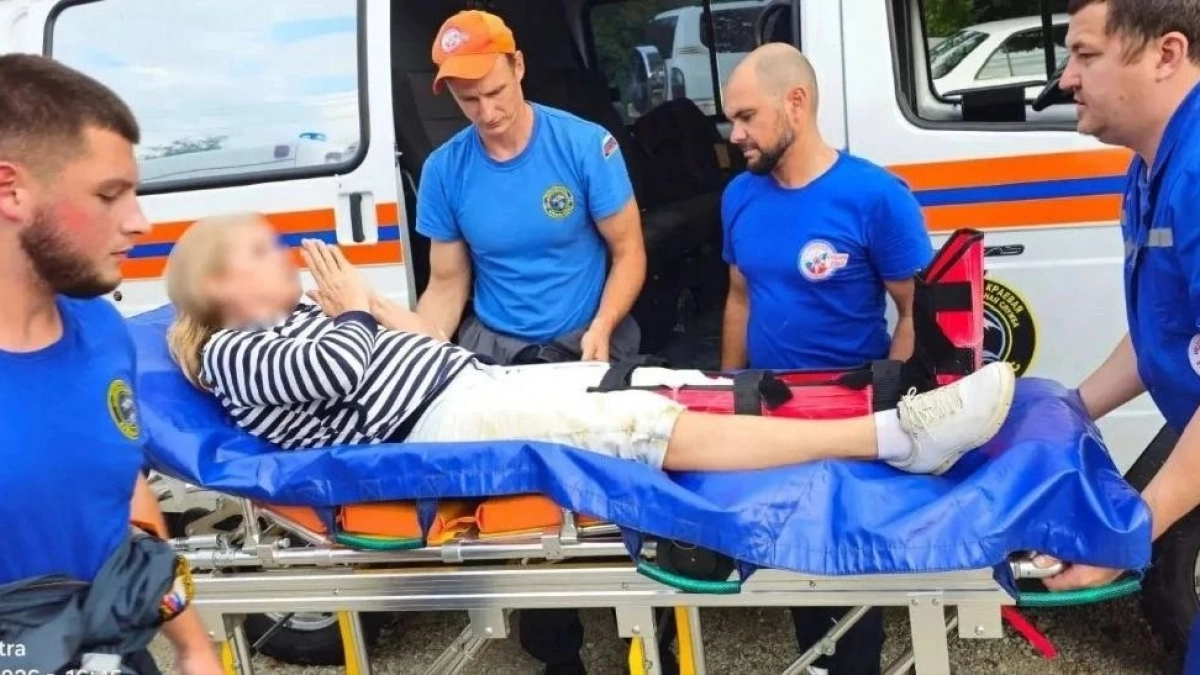 2 километра на носилках: под Геленджиком спасатели пришли на помощь туристке, повредившей ногу на пути к водопадам
