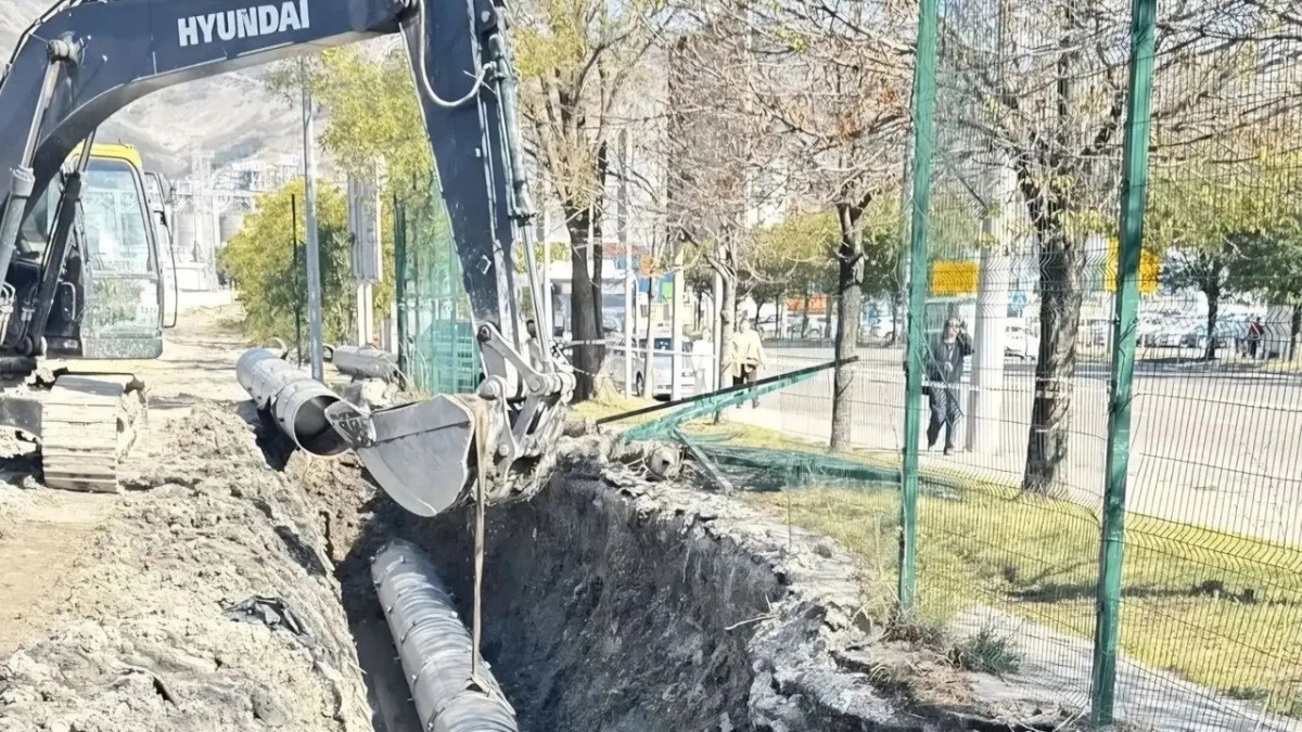 «Реконструкция водовода под контролем»: на улице Мира в Новороссийске до сих пор откачивают воду из траншеи, укладка труб так и не началась